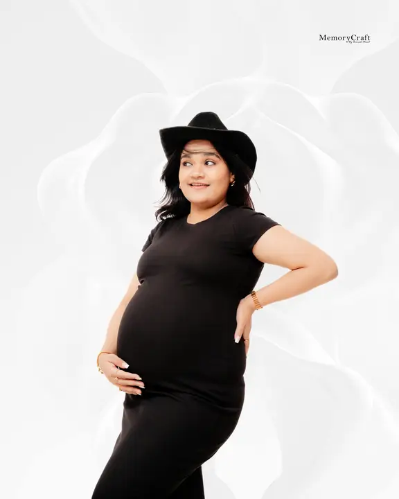 Akshay and Prachi: Prachi’s maternity portrait.