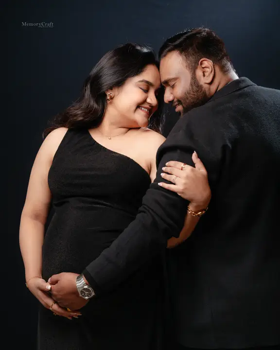 Akshay and Prachi: An embrace.