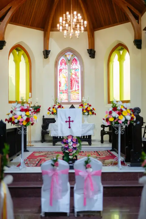 Anosh and Nikita: Light at the altar.