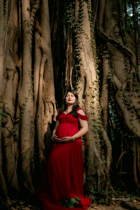 Kimaya and Ajinkya: Framed by the old tree.