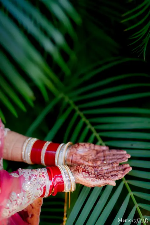 Kulwinder and Manoj: Henna against the greenery.