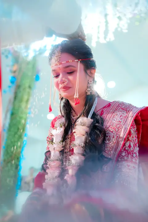 Madhuri and Ashish: Quiet light on the bride.
